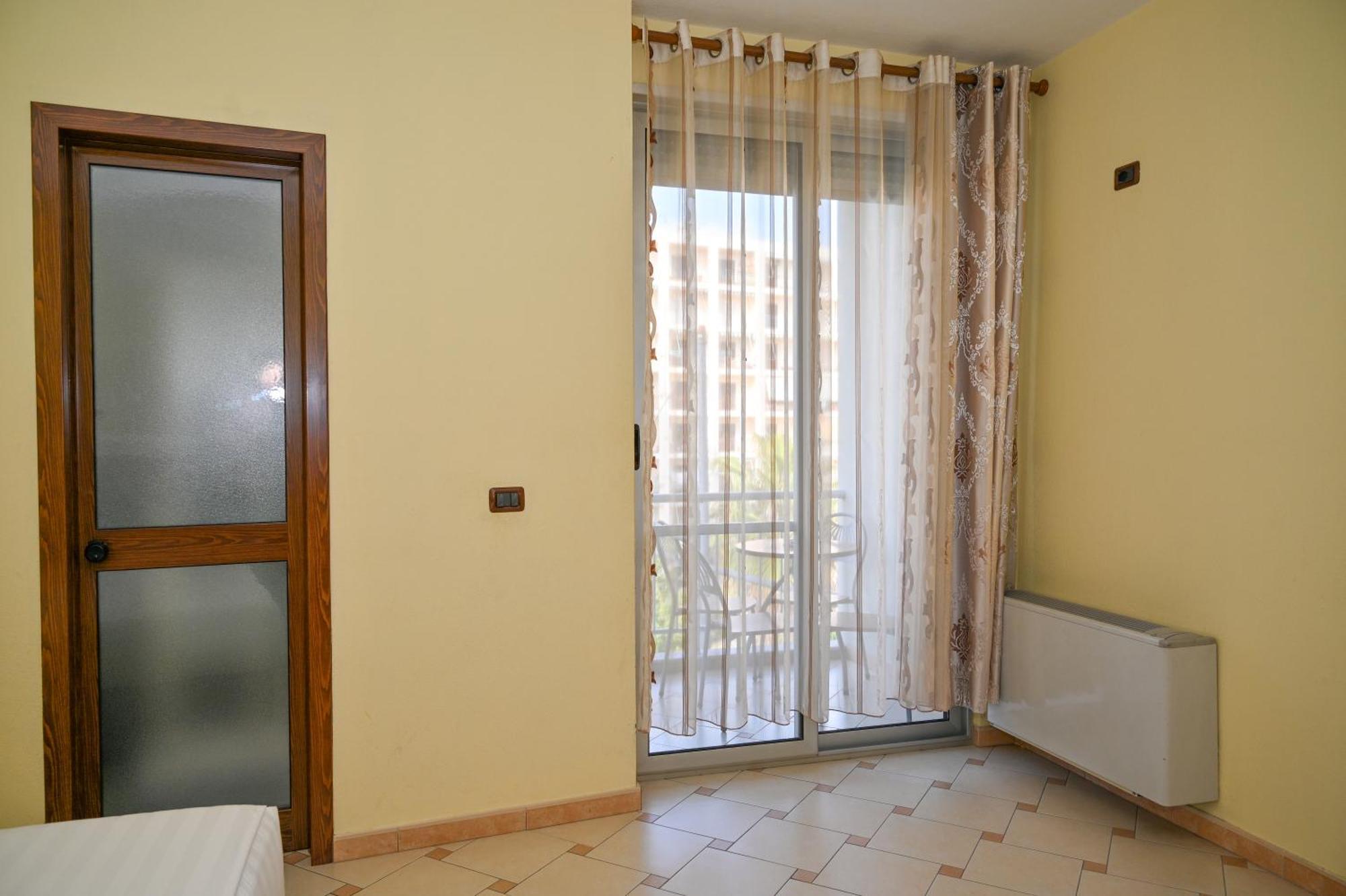 Hotel Vila Emes ドゥラス 部屋 写真