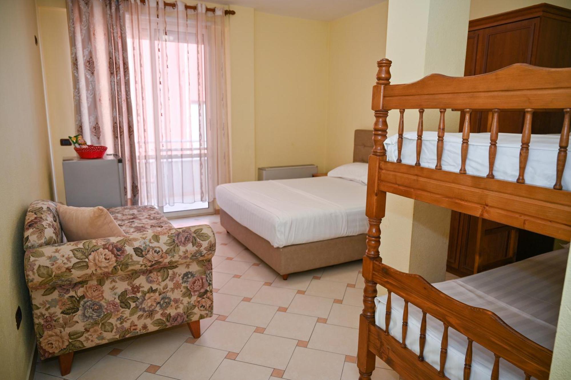 Hotel Vila Emes ドゥラス エクステリア 写真